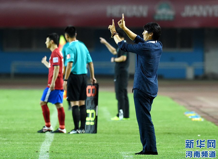 7月19日，河南建業(yè)隊(duì)主教練賈秀全（右一）在場(chǎng)邊指揮。