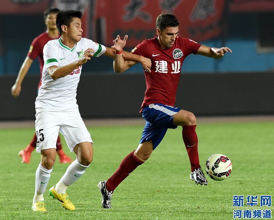 7月19日，河南建業(yè)隊(duì)球員伊沃（右）在比賽中帶球進(jìn)攻。