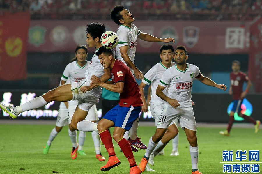 7月19日，河南建業(yè)隊(duì)球員哈維爾（前排左二）在比賽中與對(duì)手爭(zhēng)搶頭球。