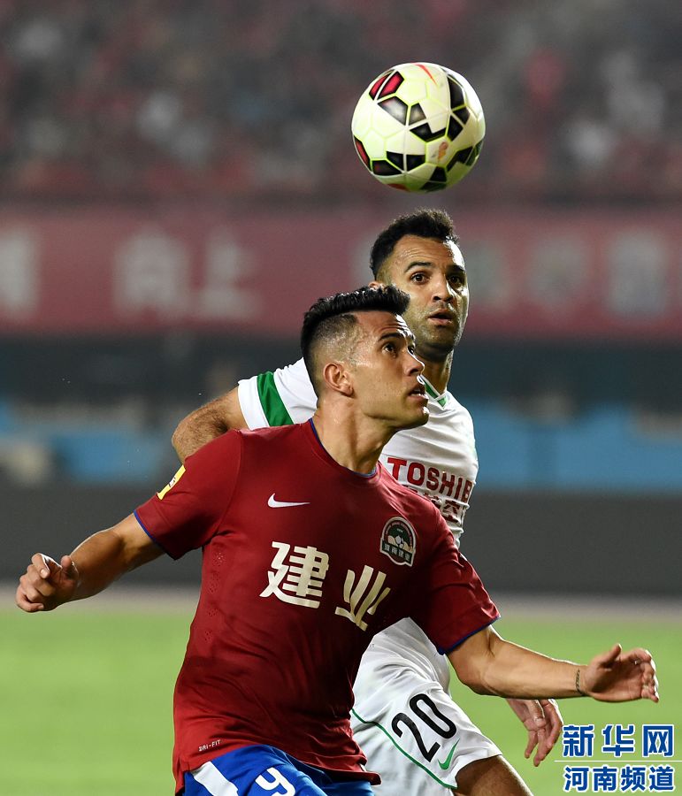 7月19日，河南建業(yè)隊(duì)球員哈維爾（前）在比賽中拼搶。