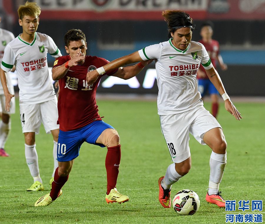 　7月19日，杭州綠城隊(duì)球員趙宇豪（右）在比賽中爭(zhēng)搶。