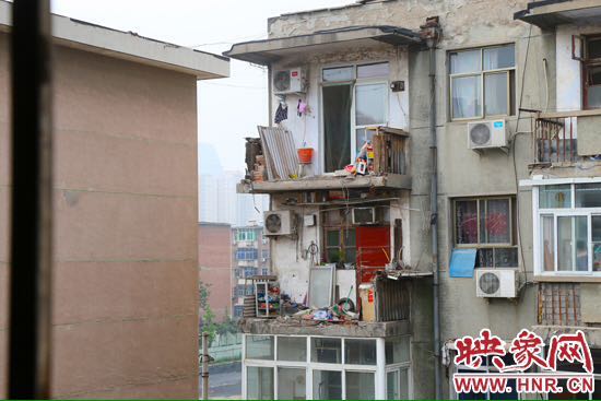 樓上多處陽臺出現(xiàn)裂縫，隨時有掉落危險