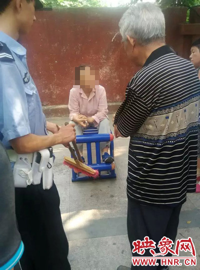 老太當(dāng)時坐在健身器材上做仰臥起坐，說環(huán)衛(wèi)工人影響她鍛煉身體了，便開始謾罵環(huán)衛(wèi)工人。