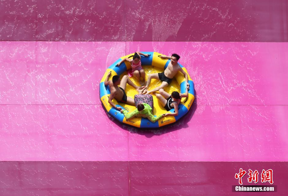8月1日，民眾扎堆在南京湯山歡樂水魔方水上樂園戲水，享受“冰火兩重天”的涼爽和激情。連日來，中國大部分地區(qū)迎來高溫天氣。