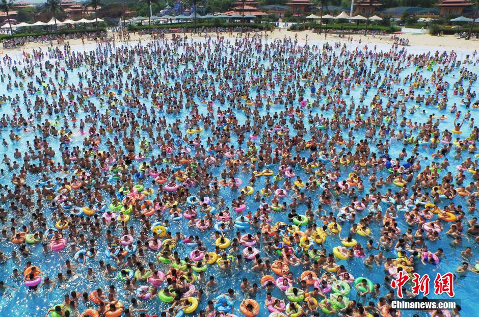 8月1日，民眾扎堆在南京湯山歡樂水魔方水上樂園戲水，享受“冰火兩重天”的涼爽和激情。連日來，中國大部分地區(qū)迎來高溫天氣。