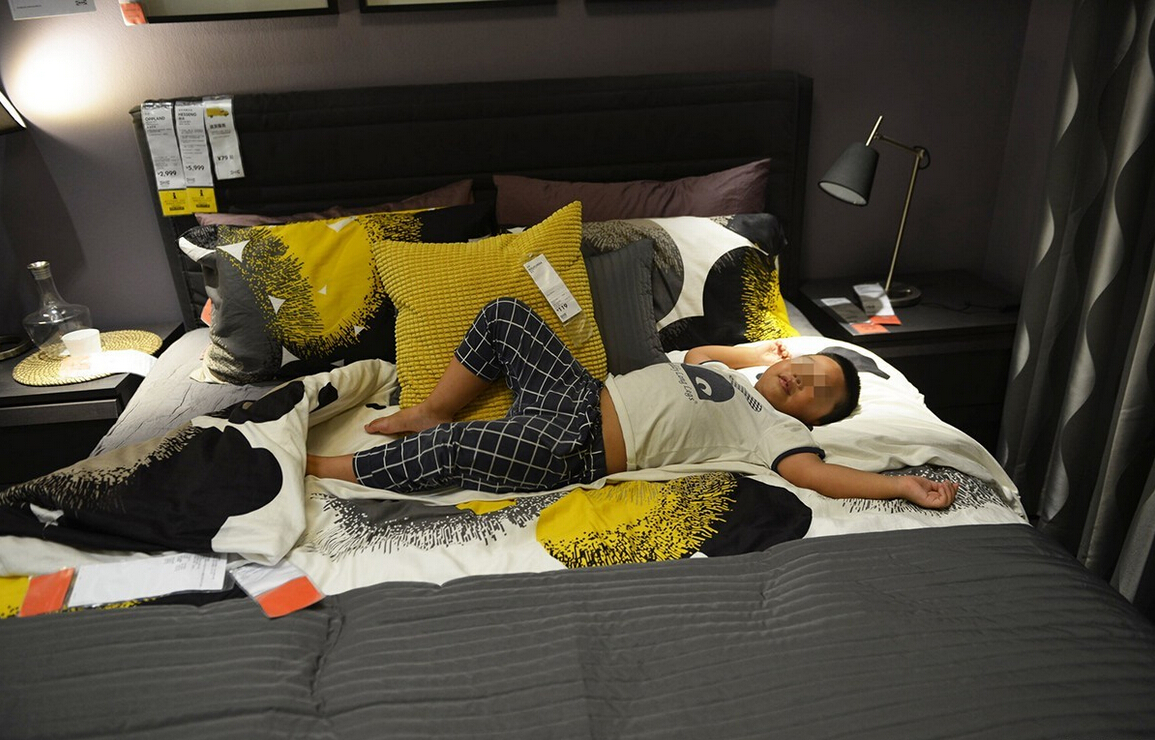 8月4日，杭州，“蹭涼族”在宜家杭州店的沙發(fā)或床鋪上休息。