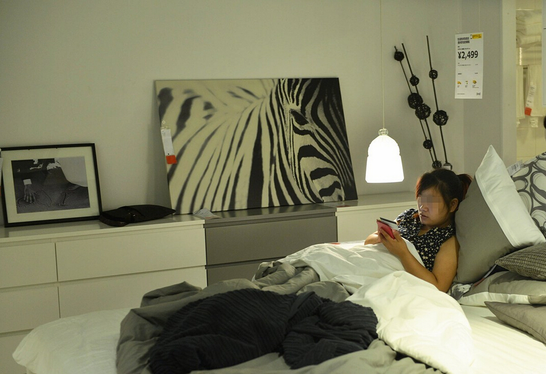 8月4日，杭州，“蹭涼族”在宜家杭州店的沙發(fā)或床鋪上休息。