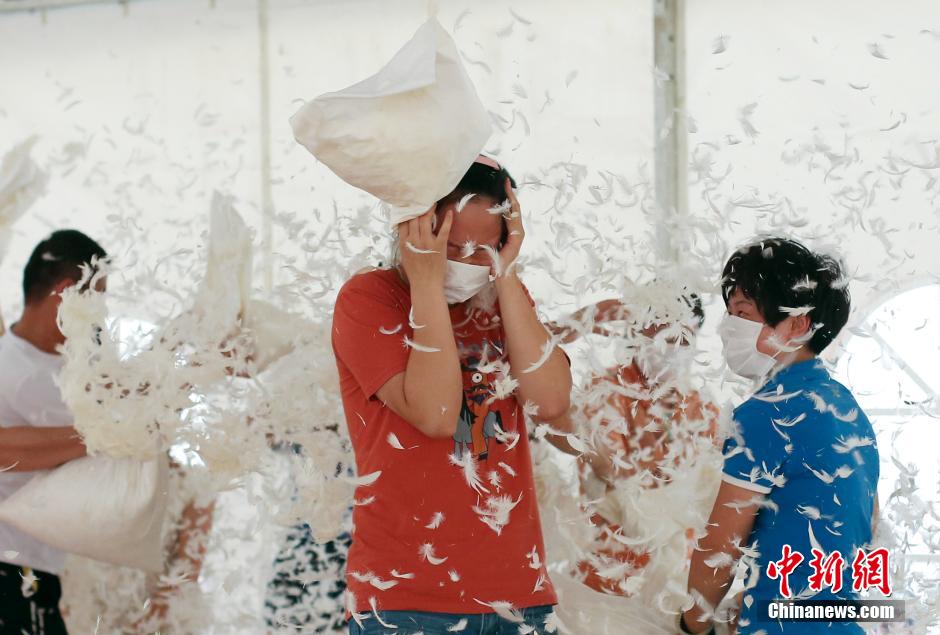 南京街頭上演“枕頭大戰(zhàn)” 年輕人瘋狂開打 南京街頭上演“枕頭大戰(zhàn)” 年輕人瘋狂開打