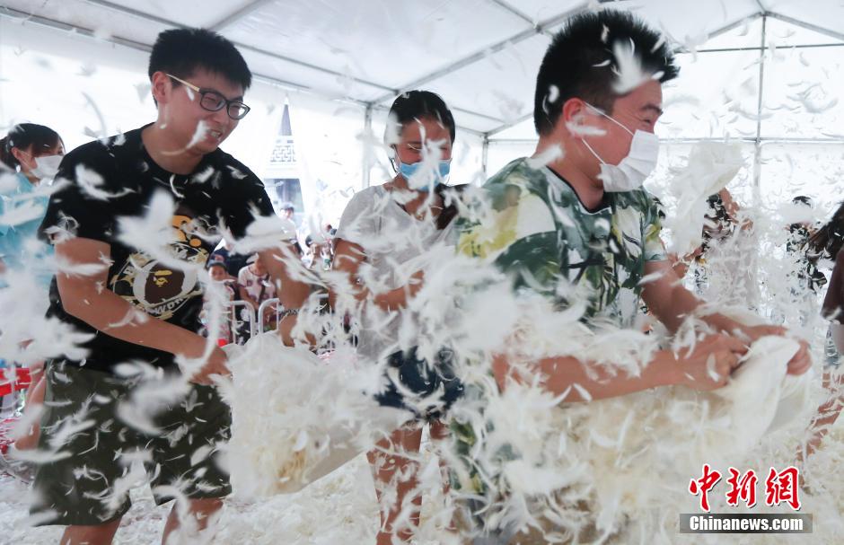 南京街頭上演“枕頭大戰(zhàn)” 年輕人瘋狂開打 南京街頭上演“枕頭大戰(zhàn)” 年輕人瘋狂開打