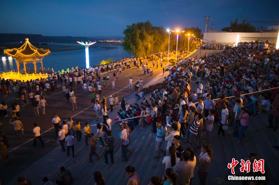 數(shù)萬(wàn)民眾前來(lái)黃河邊觀看河燈。 張?jiān)?攝