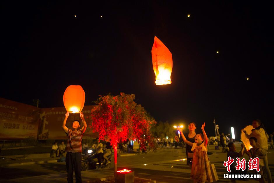 民眾燃起孔明燈助興。 張?jiān)?攝