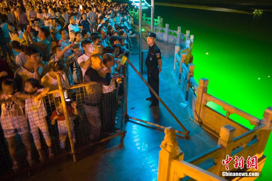 特警為河燈節(jié)保駕護(hù)航。 張?jiān)?攝