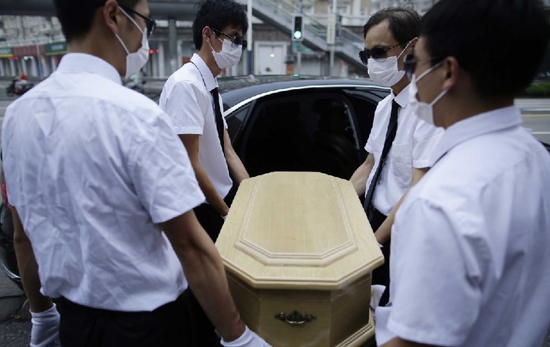 上海，花床、木棺、挽聯(lián)，在上海市閔行區(qū)一處私密的悼念室內(nèi)，一場小型追悼儀式正在舉行。