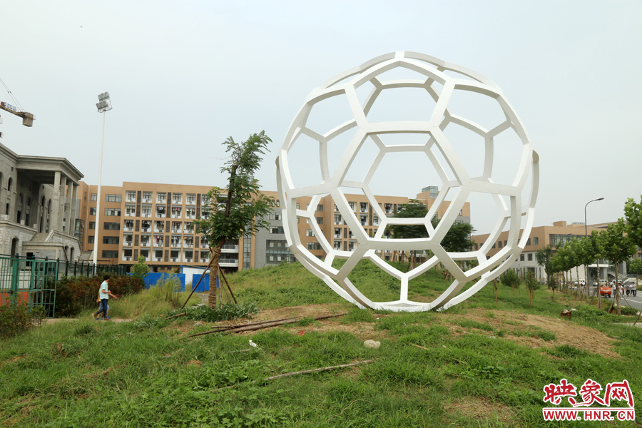 這是一座多邊形曲面藝術(shù)品，直徑約6米，剛剛建成，目前還沒有命名。