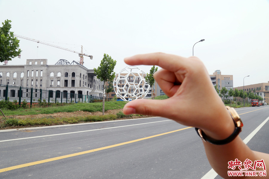 一名女生在拍創(chuàng)意照片。