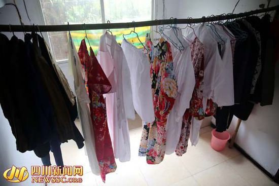 四川八旬老頭變"潮男" 上街穿長裙為自己代言 四川八旬老頭變"潮男" 上街穿長裙為自己代言