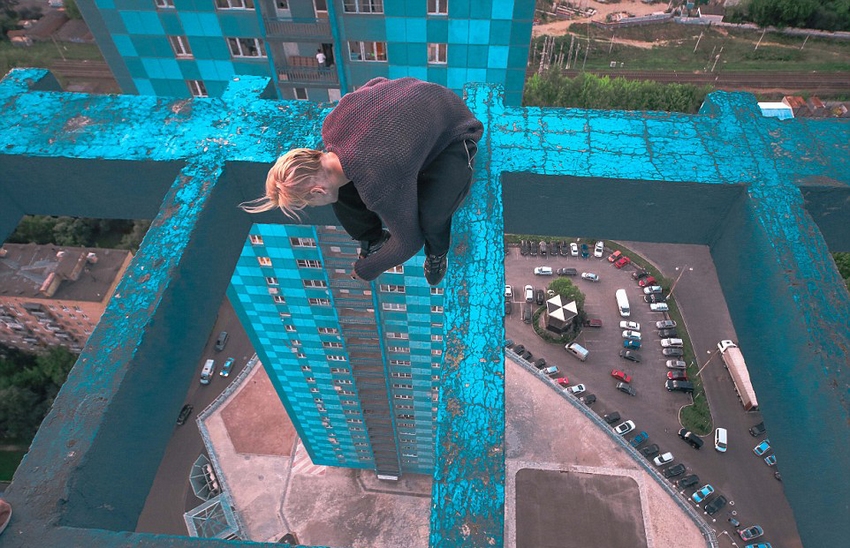 恐高癥慎入！俄羅斯小伙高空跑酷炫特技驚險萬分