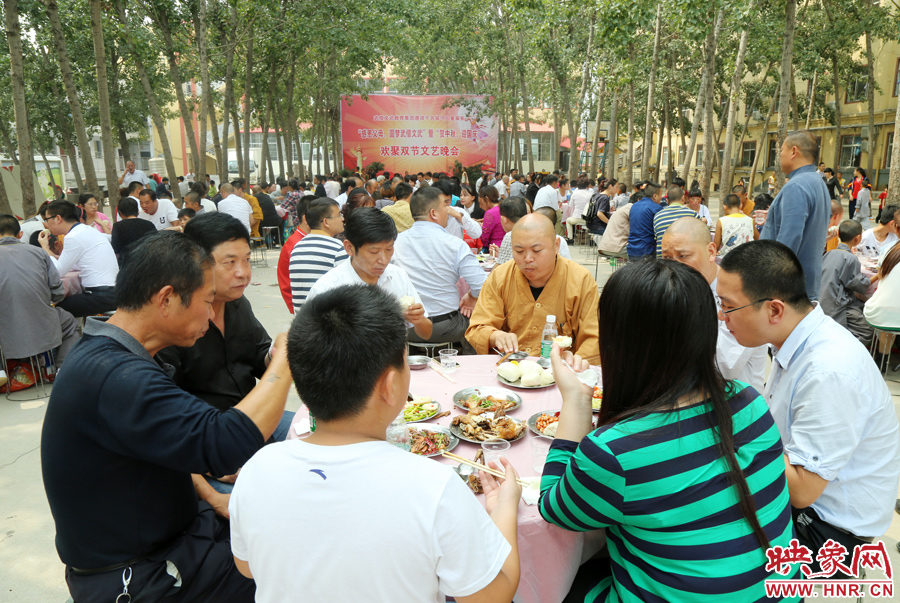 數(shù)百名少林武僧與家人團(tuán)聚 跪謝父母現(xiàn)場痛哭