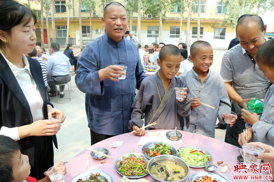 數(shù)百名少林武僧與家人團(tuán)聚 跪謝父母現(xiàn)場痛哭