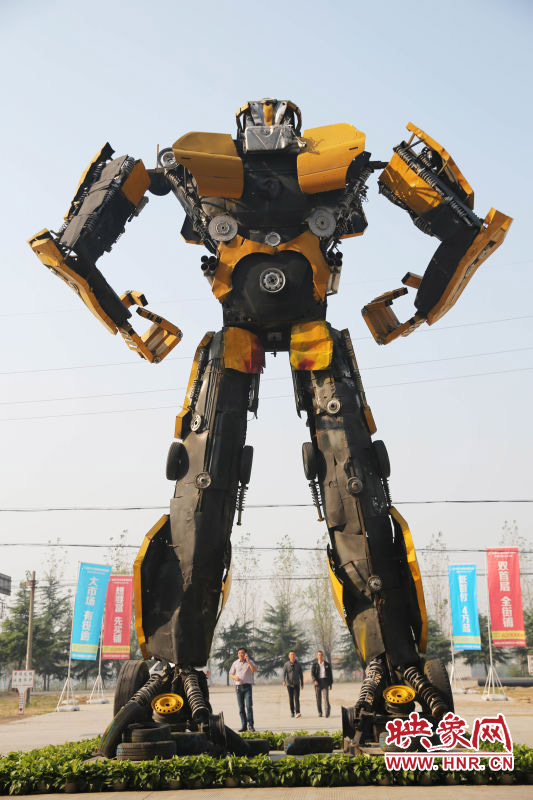 10月14日，一只高18米、寬8米的“變形金剛”矗立在河南省平頂山市寶豐縣一家企業(yè)門前。