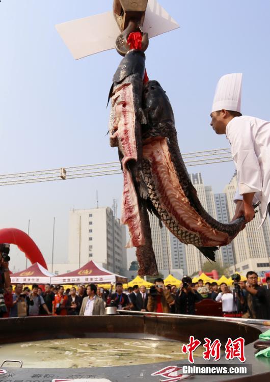 廚師對(duì)魚(yú)肉進(jìn)行處理。 圖片來(lái)源：CFP視覺(jué)中國(guó)