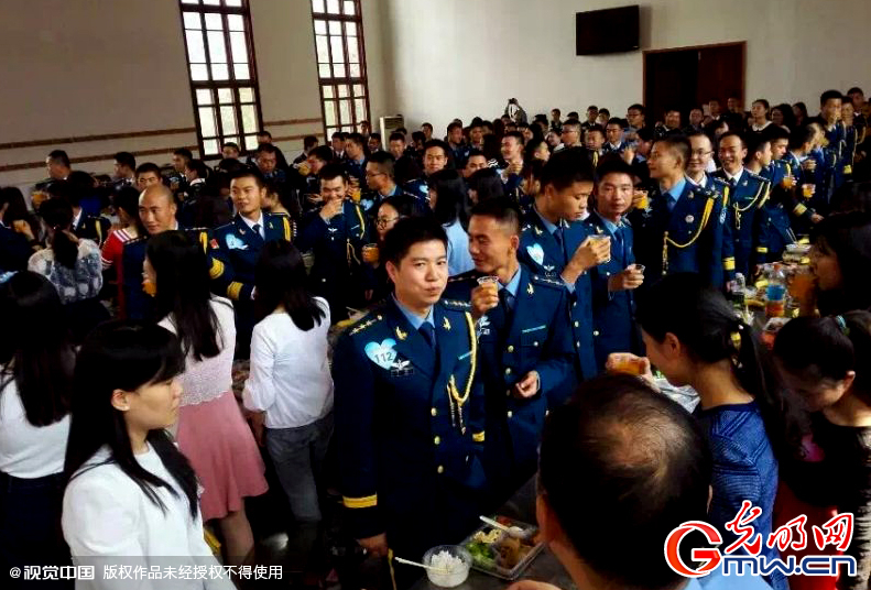 湖北武漢，“嫁人就嫁解放軍”，每年一屆的武漢軍旅姻緣會17日在駐漢空軍某指揮所文化活動中心舉行