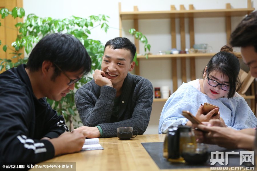 網(wǎng)絡(luò)紅人葉良辰現(xiàn)身浙江臺州，接受記者的專訪。