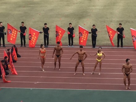 杭州某大學(xué)秋季運動會開幕式 裸男大秀肌肉 杭州某大學(xué)秋季運動會開幕式 裸男大秀肌肉