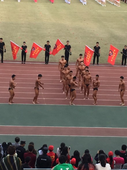 杭州某大學(xué)秋季運動會開幕式 裸男大秀肌肉 杭州某大學(xué)秋季運動會開幕式 裸男大秀肌肉