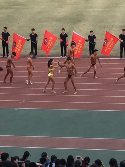 杭州某大學(xué)秋季運動會開幕式 裸男大秀肌肉 杭州某大學(xué)秋季運動會開幕式 裸男大秀肌肉