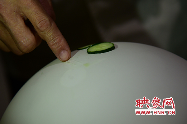 在面團(tuán)氣球上切菜。