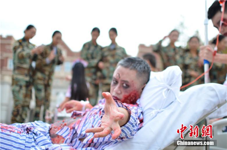 該校院長也參與其中，與學(xué)生共同嗨翻校園。 何浠 攝