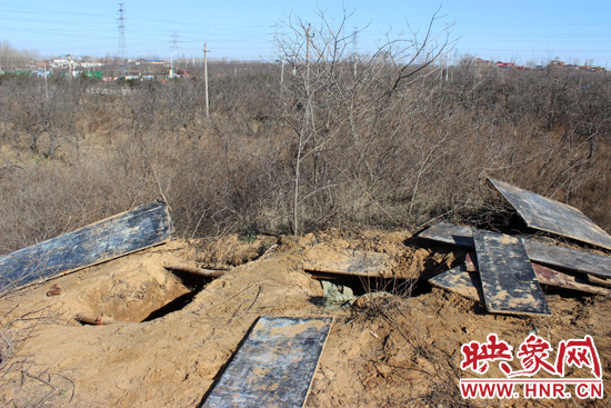 這次被盜的是位于北側(cè)的叔齊墓，墓塚上面有兩個(gè)盜洞，有十多米深。