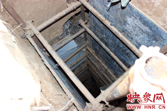 走上叔齊墓的頂端，可以清晰看到兩個(gè)沒(méi)有填土的坑洞，洞內(nèi)的四周從上往下放置著腳手架，深不見(jiàn)底。