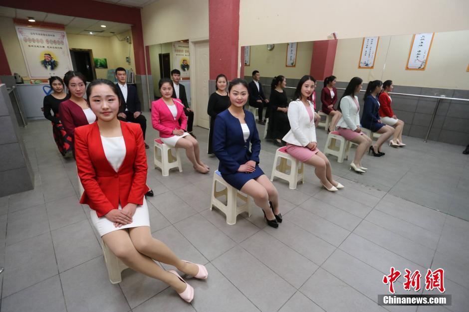 安徽美女藝考生夜間訓(xùn)練 嘴咬筷子深蹲夾紙 安徽美女藝考生夜間訓(xùn)練 嘴咬筷子深蹲夾紙