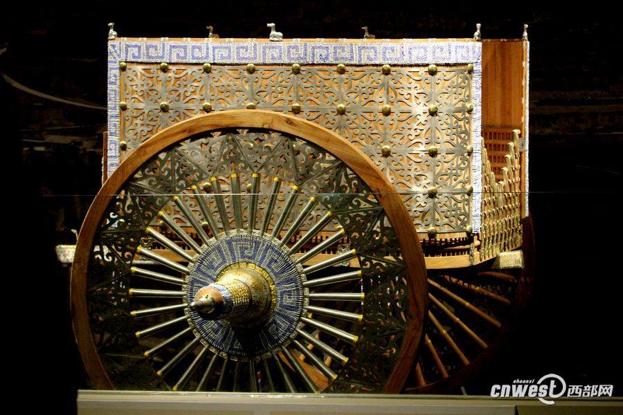 1月7日，甘肅省考古研究所所長王輝向人們介紹花了200萬元復(fù)制的禮儀車輛。