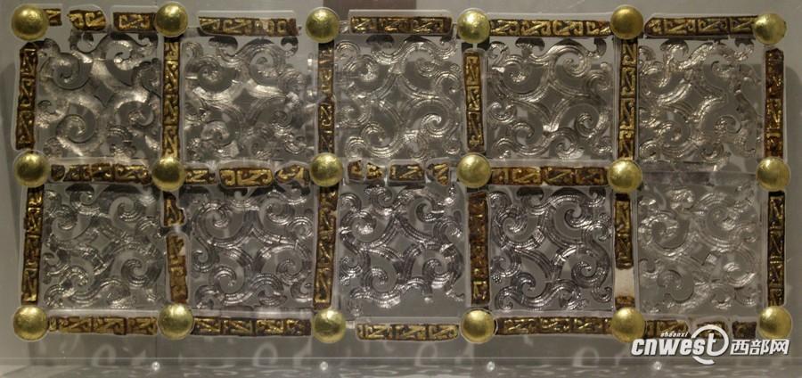 出土的車廂側(cè)板裝飾物。