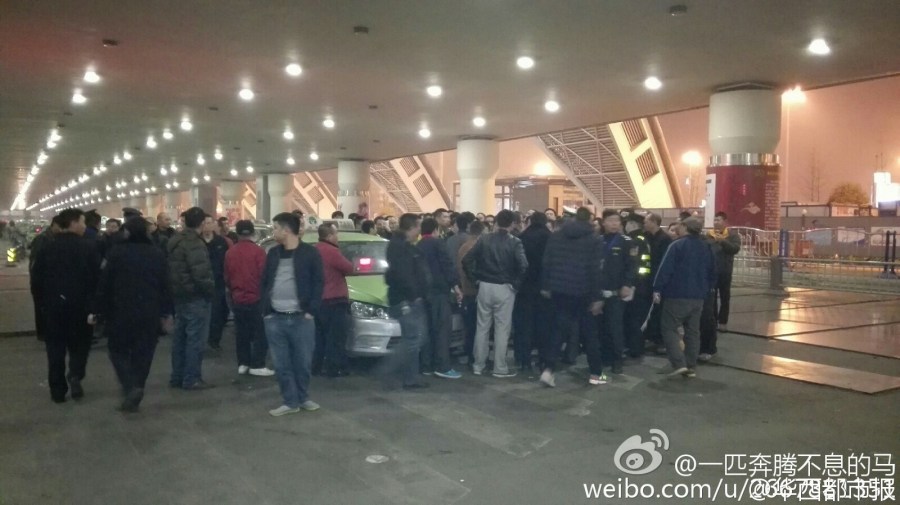 機(jī)場(chǎng)后調(diào)配10多輛機(jī)場(chǎng)大巴運(yùn)送旅客進(jìn)城。