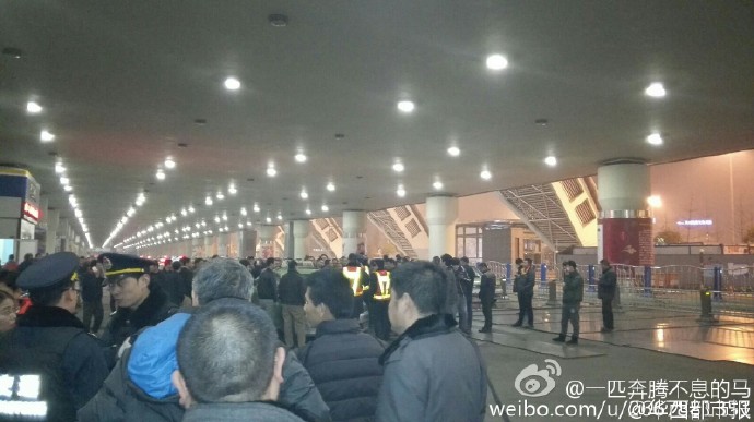 據(jù)現(xiàn)場(chǎng)網(wǎng)友表示：交警和出租車司機(jī)吵了起來。