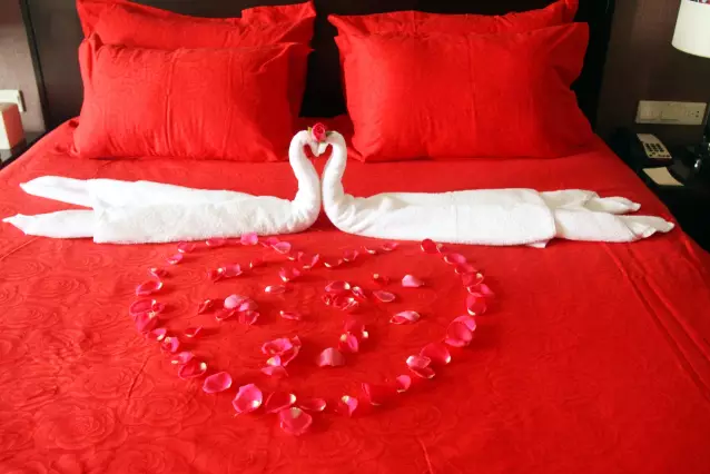 情人節(jié)最溫暖告白！84歲老人包下整樓示愛老伴