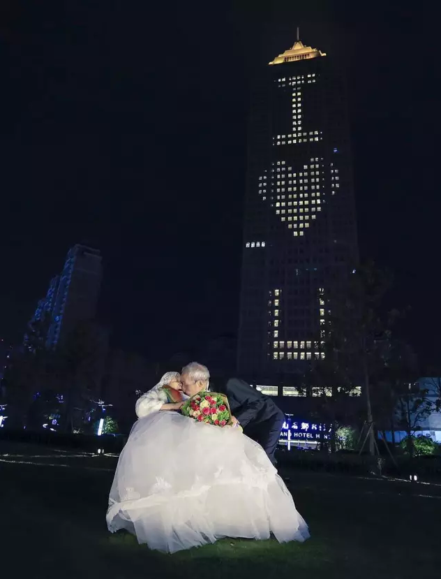 情人節(jié)最溫暖告白！84歲老人包下整樓示愛老伴