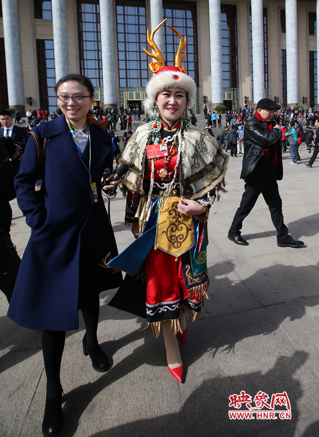 這位黑龍江代表團的人大代表，頭上高高的頭飾相當搶眼