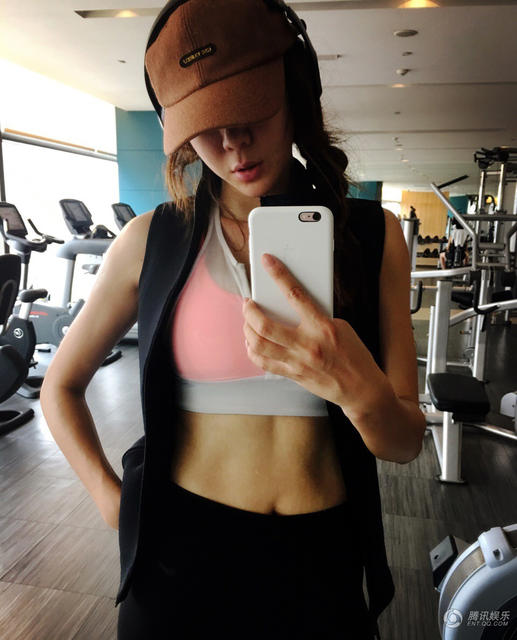 周韋彤曬出性感健身照。
