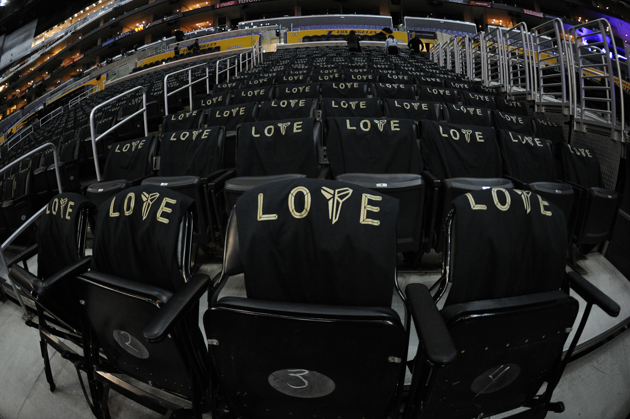 科比最后一戰(zhàn) 眾多粉絲齊聚送祝福 科比最后一戰(zhàn) 眾多粉絲齊聚送祝福