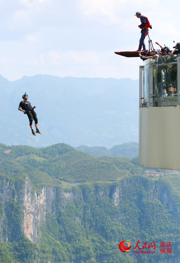 28日，2016世界低空跳傘大賽在重慶云陽龍缸景區(qū)正式開賽。圖為選手角逐中。劉政寧 攝