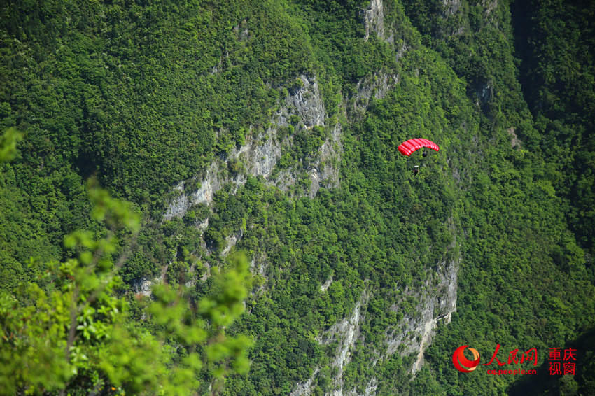 28日，2016世界低空跳傘大賽在重慶云陽龍缸景區(qū)正式開賽。圖為選手角逐中。劉政寧 攝