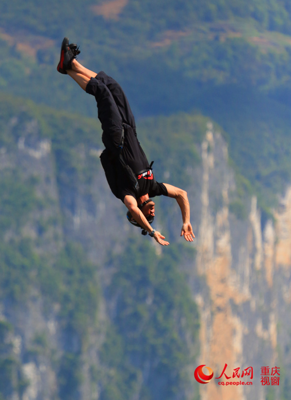 28日，2016世界低空跳傘大賽在重慶云陽龍缸景區(qū)正式開賽。圖為選手角逐中。劉政寧 攝