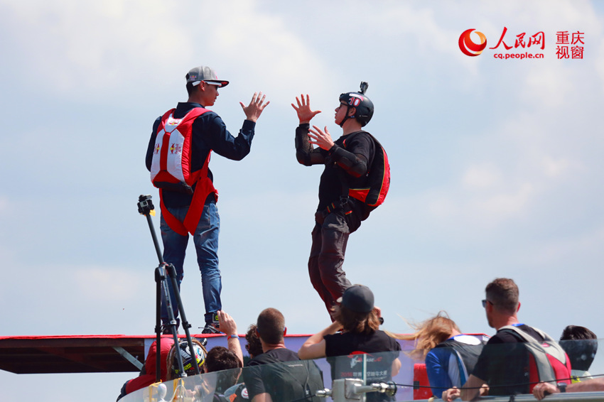 28日，2016世界低空跳傘大賽在重慶云陽龍缸景區(qū)正式開賽。圖為選手角逐中。劉政寧 攝