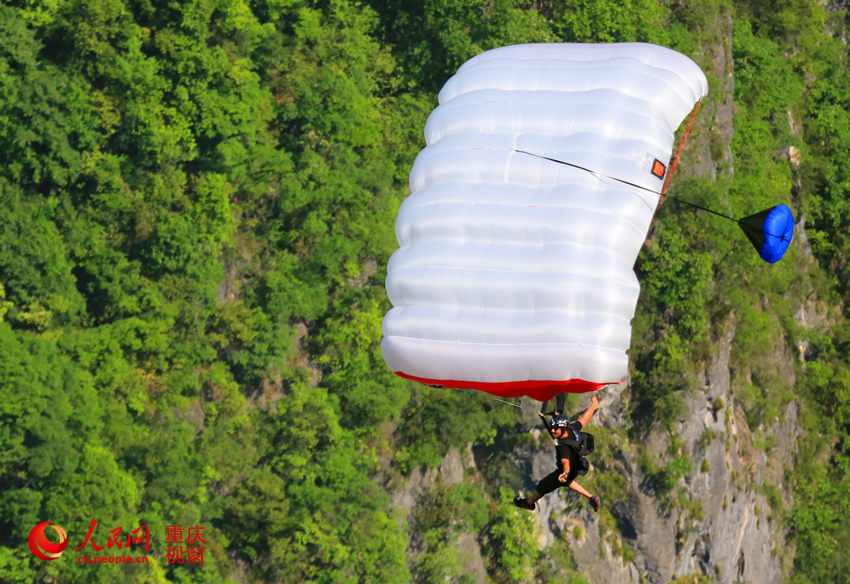 28日，2016世界低空跳傘大賽在重慶云陽龍缸景區(qū)正式開賽。圖為選手角逐中。劉政寧 攝