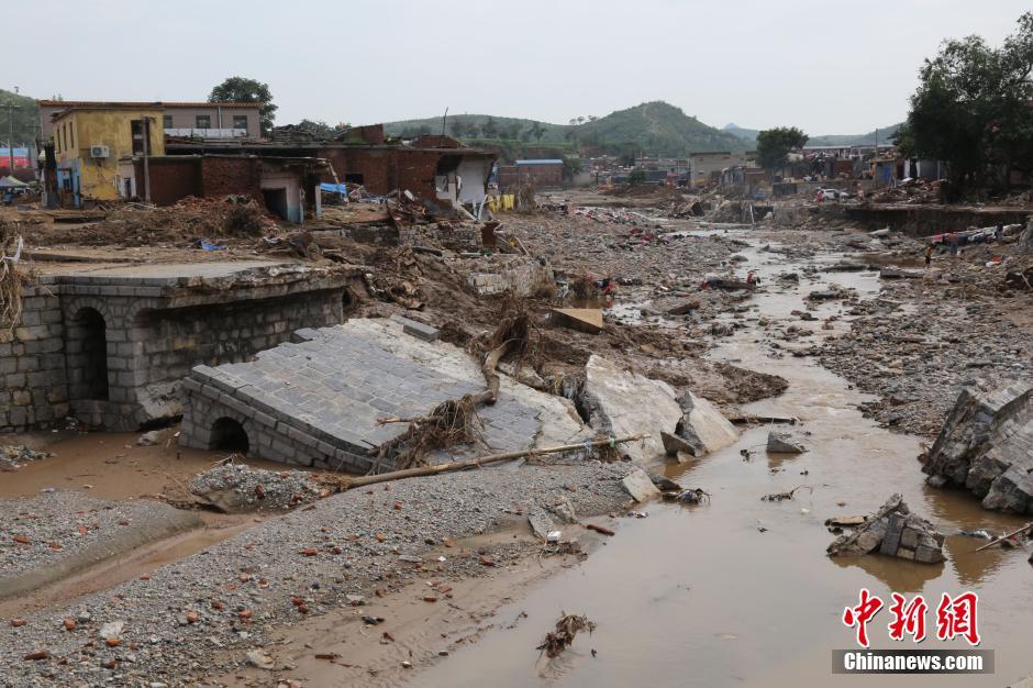 圖為都里鎮(zhèn)被洪水沖斷的橋梁。